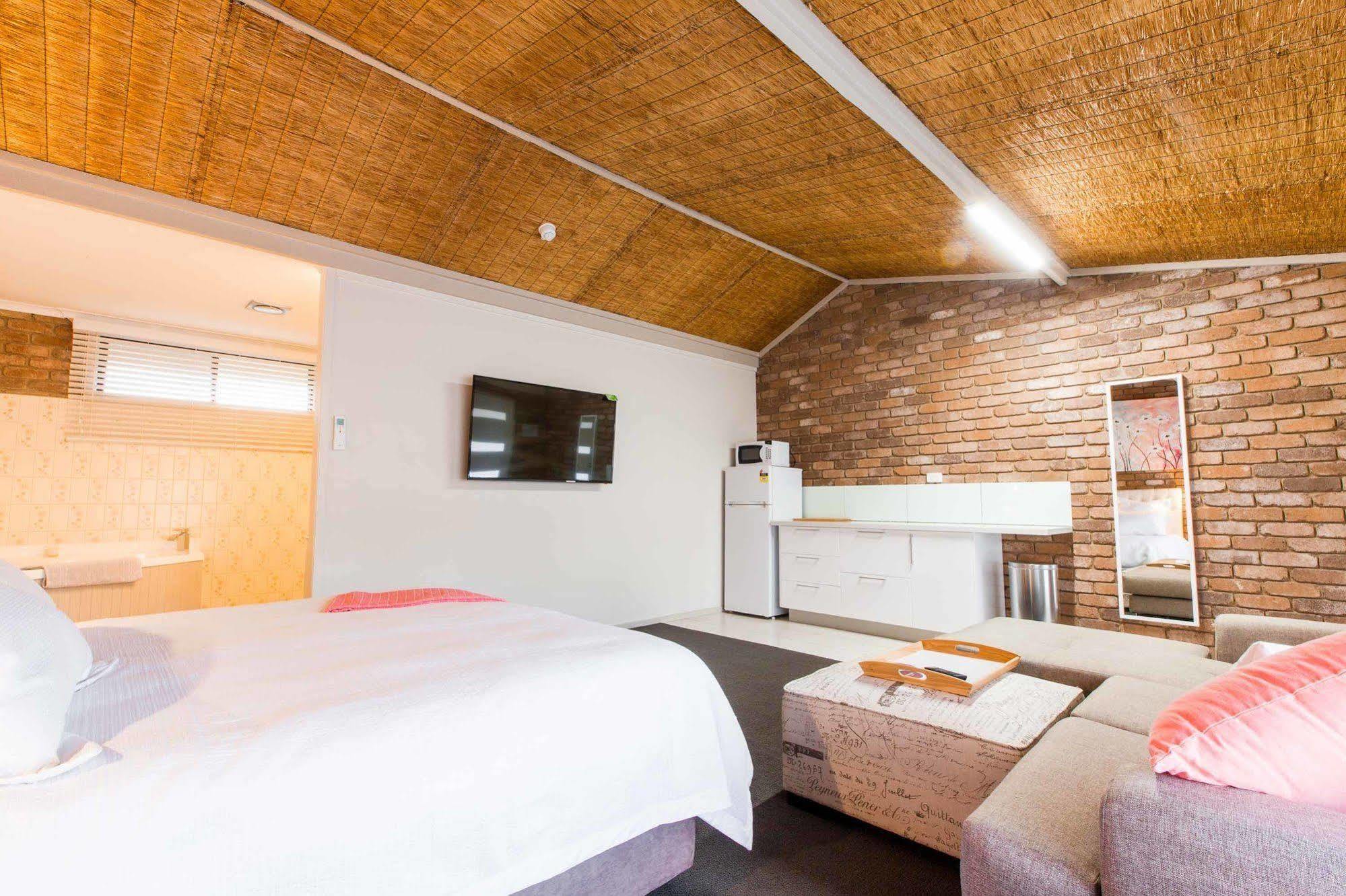 Farnham Court Motel And Restaurant Morwell Esterno foto
